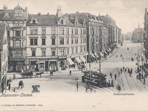Die Postkarte ist bezeichnet "Hannover-Linden / Deisterstrasse" und zeigt einen Blick auf die Straßenkreuzung Ihmebrückstraße (links) Deisterstraße am Schwarzen Bär aus Richtung Blumenauer Straße. Zentrales Motiv ist das Eckhaus Deisterstr. 7, im Hintergrund erkennbar das alte Lindener Rathaus. Aufnahme zwischen 1900 und 1909